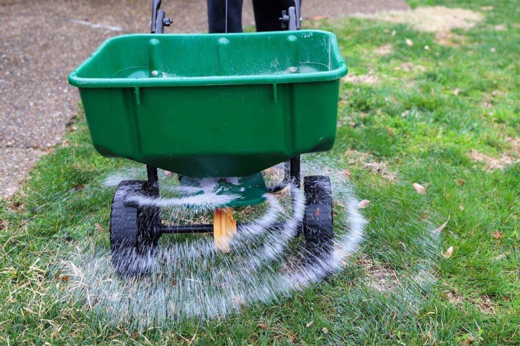 Fertiliser spreader for lawn care